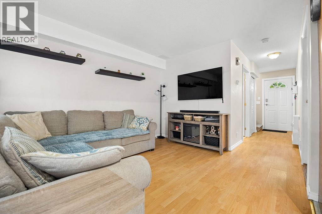 #UNIT E 4008 24 Avenue - 3