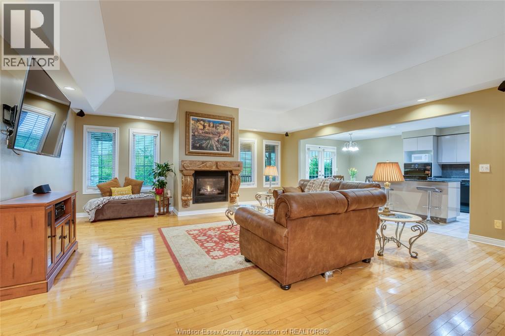 2703 LOMBARDY CRESCENT - 11
