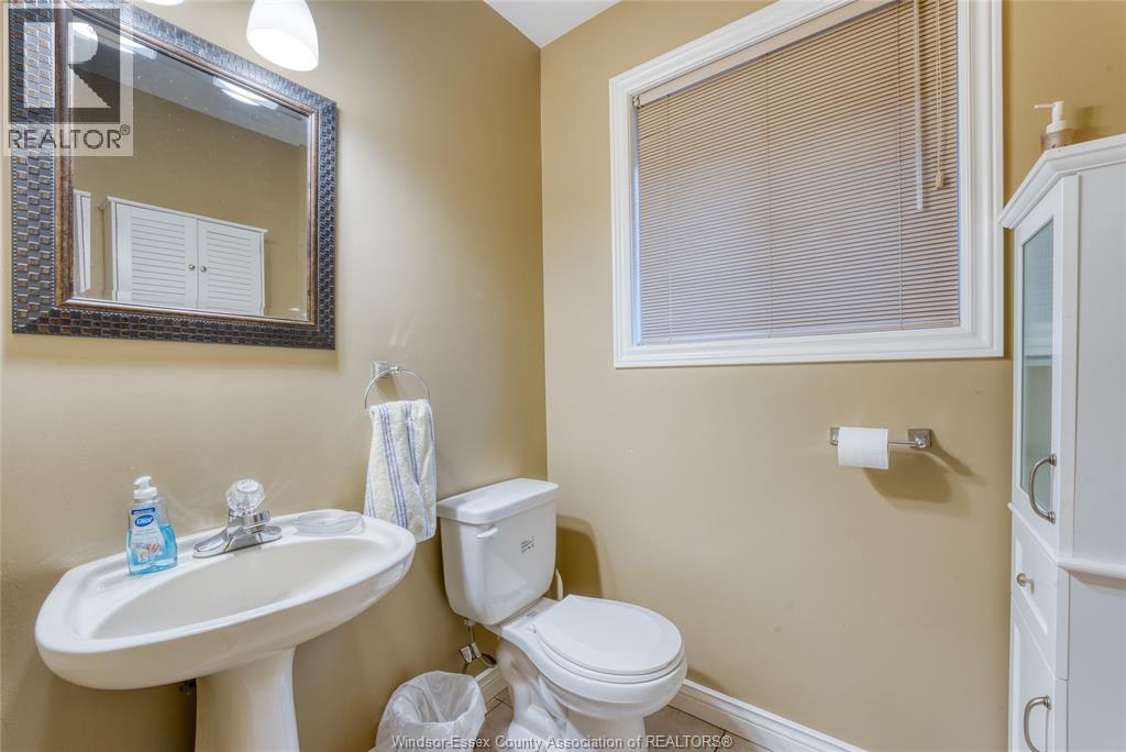 2703 LOMBARDY CRESCENT - 33