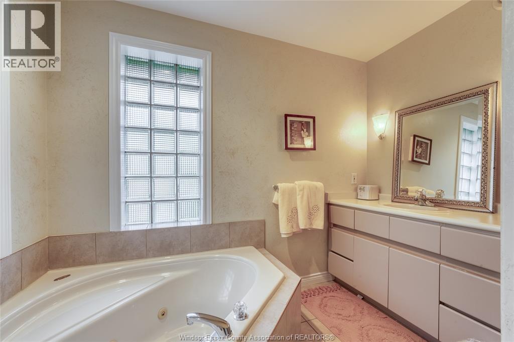 2703 LOMBARDY CRESCENT - 27