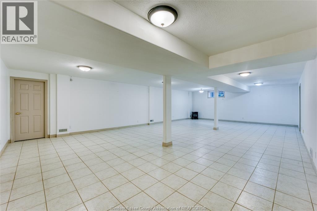 2703 LOMBARDY CRESCENT - 34