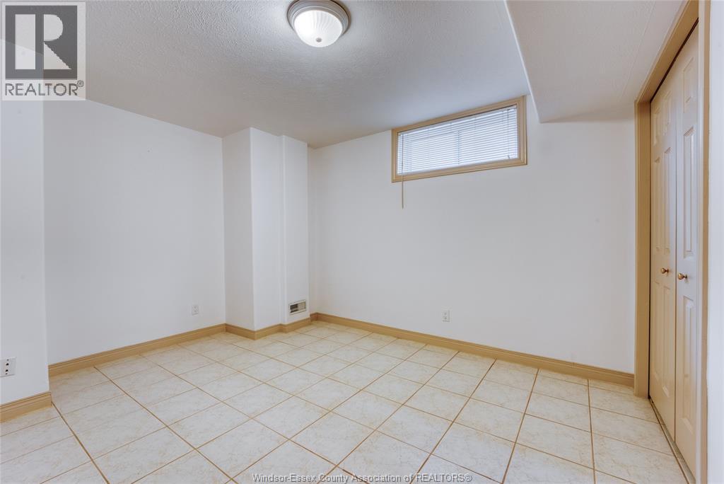 2703 LOMBARDY CRESCENT - 39