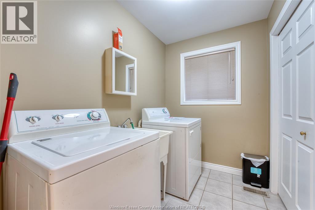 2703 LOMBARDY CRESCENT - 32