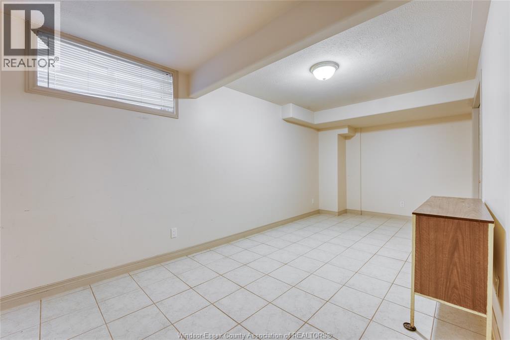 2703 LOMBARDY CRESCENT - 41
