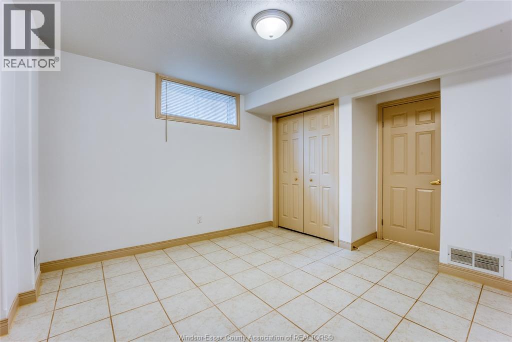 2703 LOMBARDY CRESCENT - 40