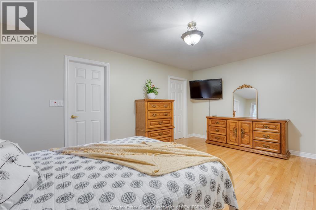 2703 LOMBARDY CRESCENT - 26