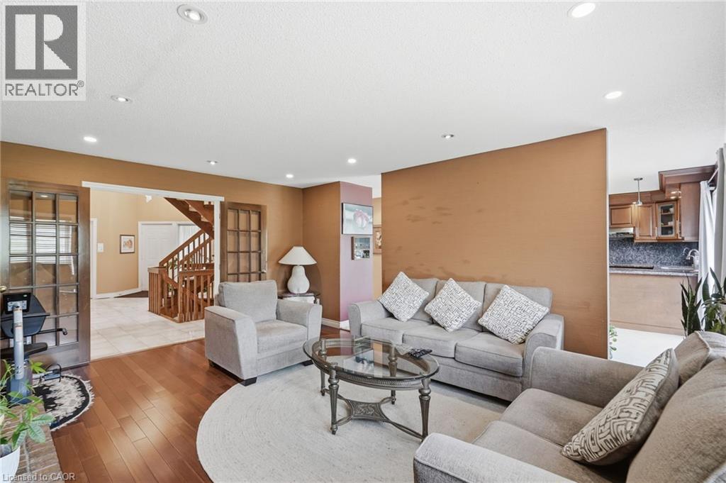 18 CURTIS Crescent - 5