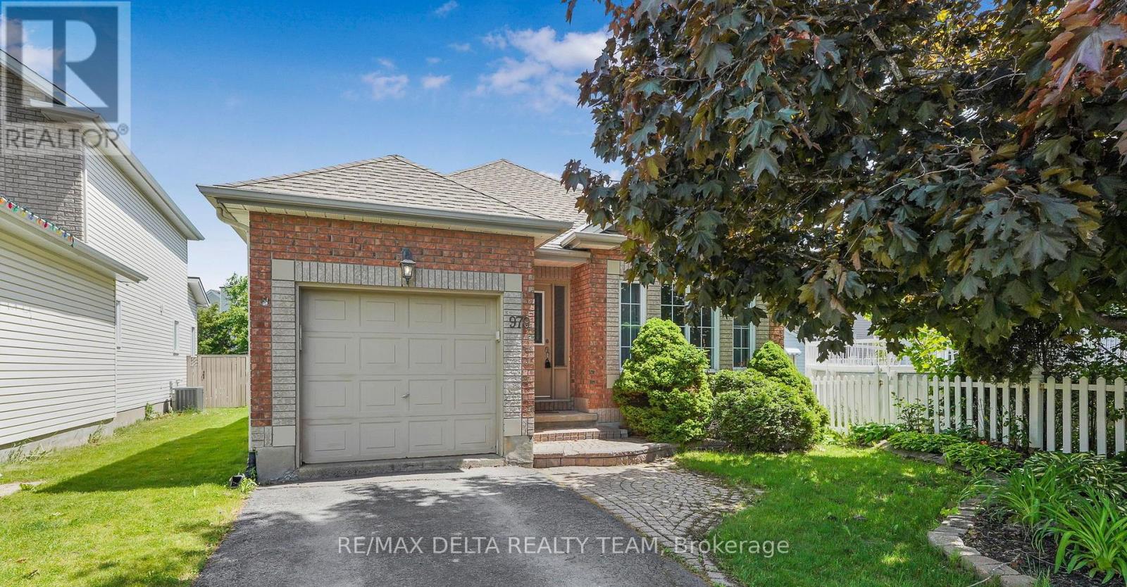 979 COMO CRESCENT - 1