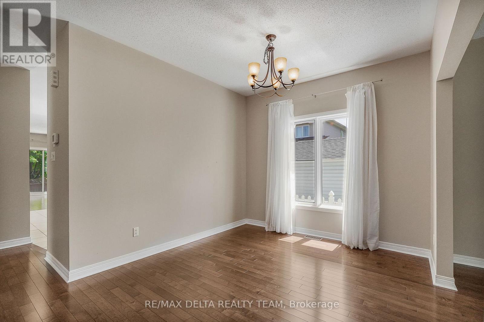 979 COMO CRESCENT - 11