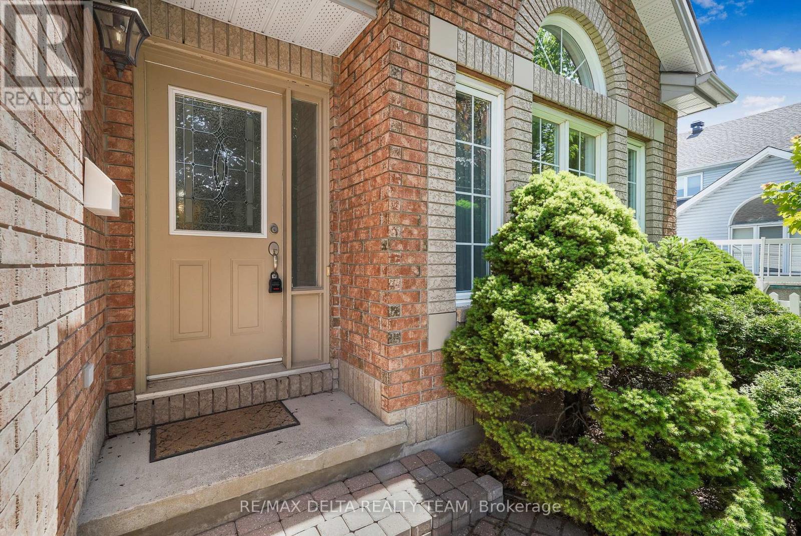 979 COMO CRESCENT - 2
