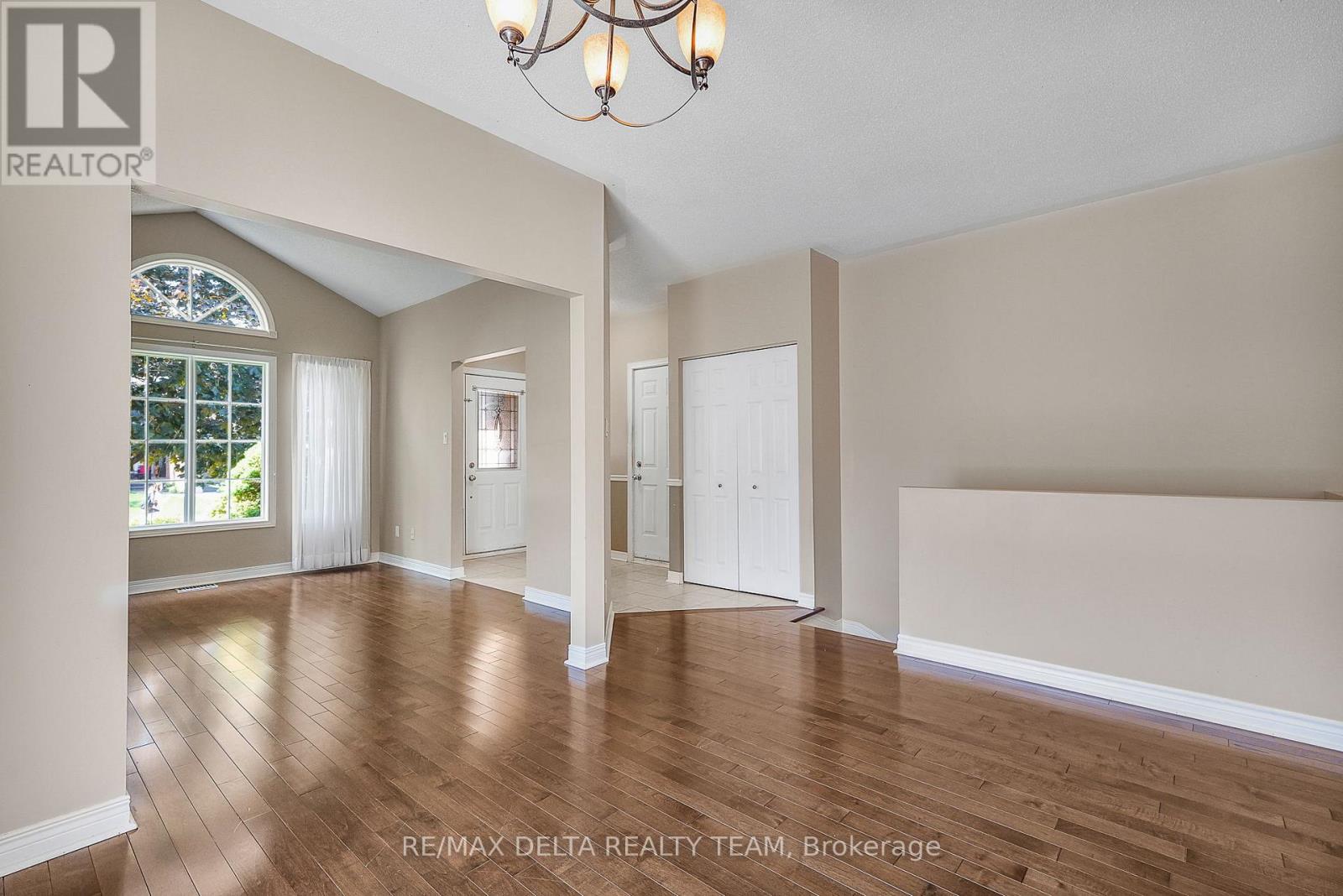 979 COMO CRESCENT - 5