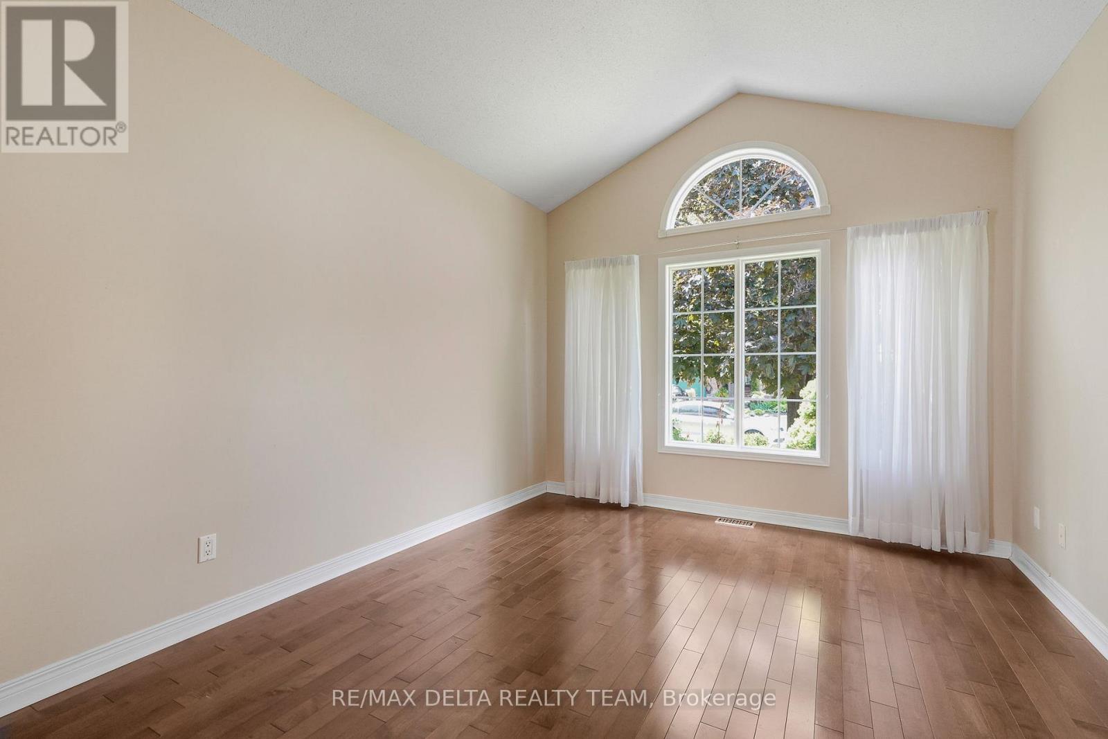 979 COMO CRESCENT - 6