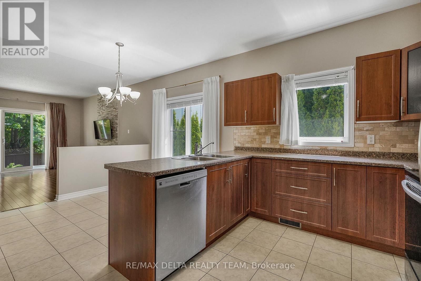 979 COMO CRESCENT - 7