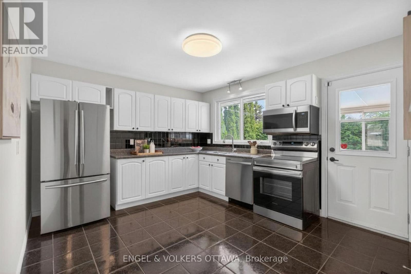 1862 SHAREL DRIVE - 7