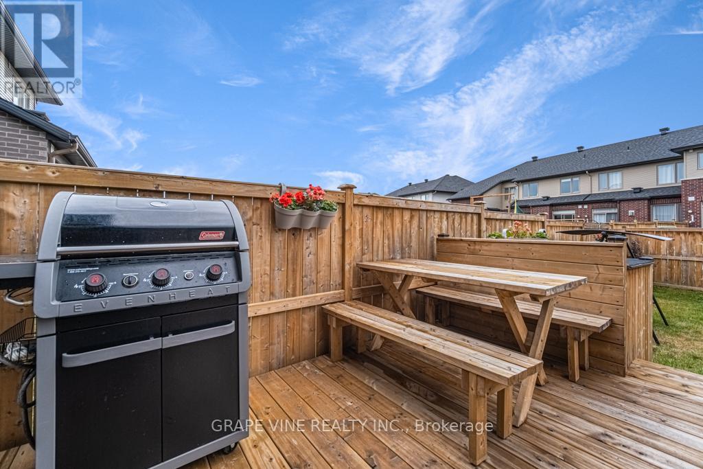 383 MEMORIAL GROVE - 43