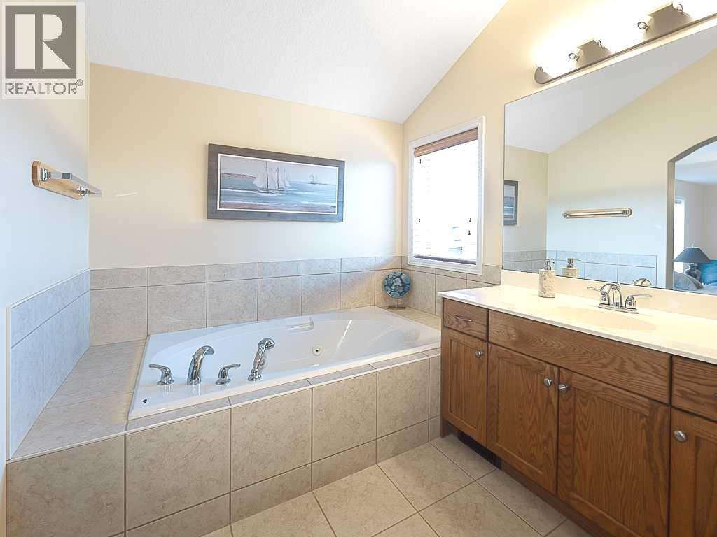 143 Cougarstone Square SW - 28