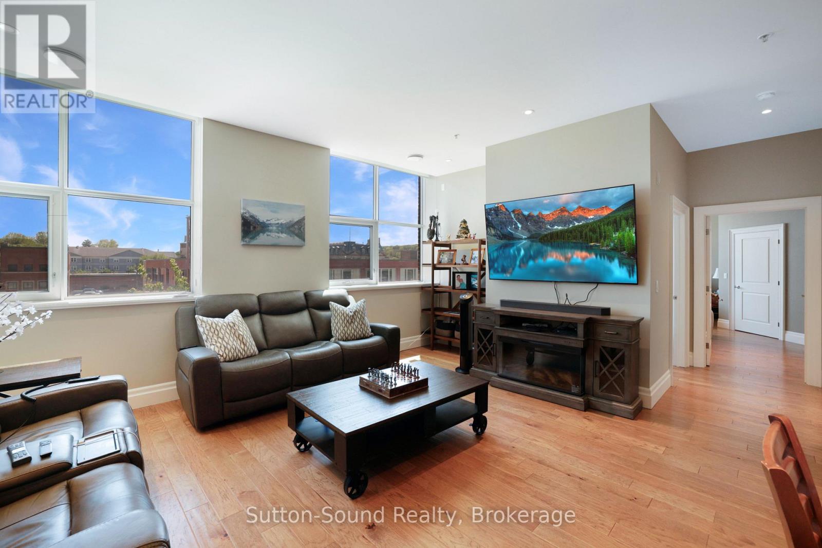 #303 945 3RD AVENUE E - 2