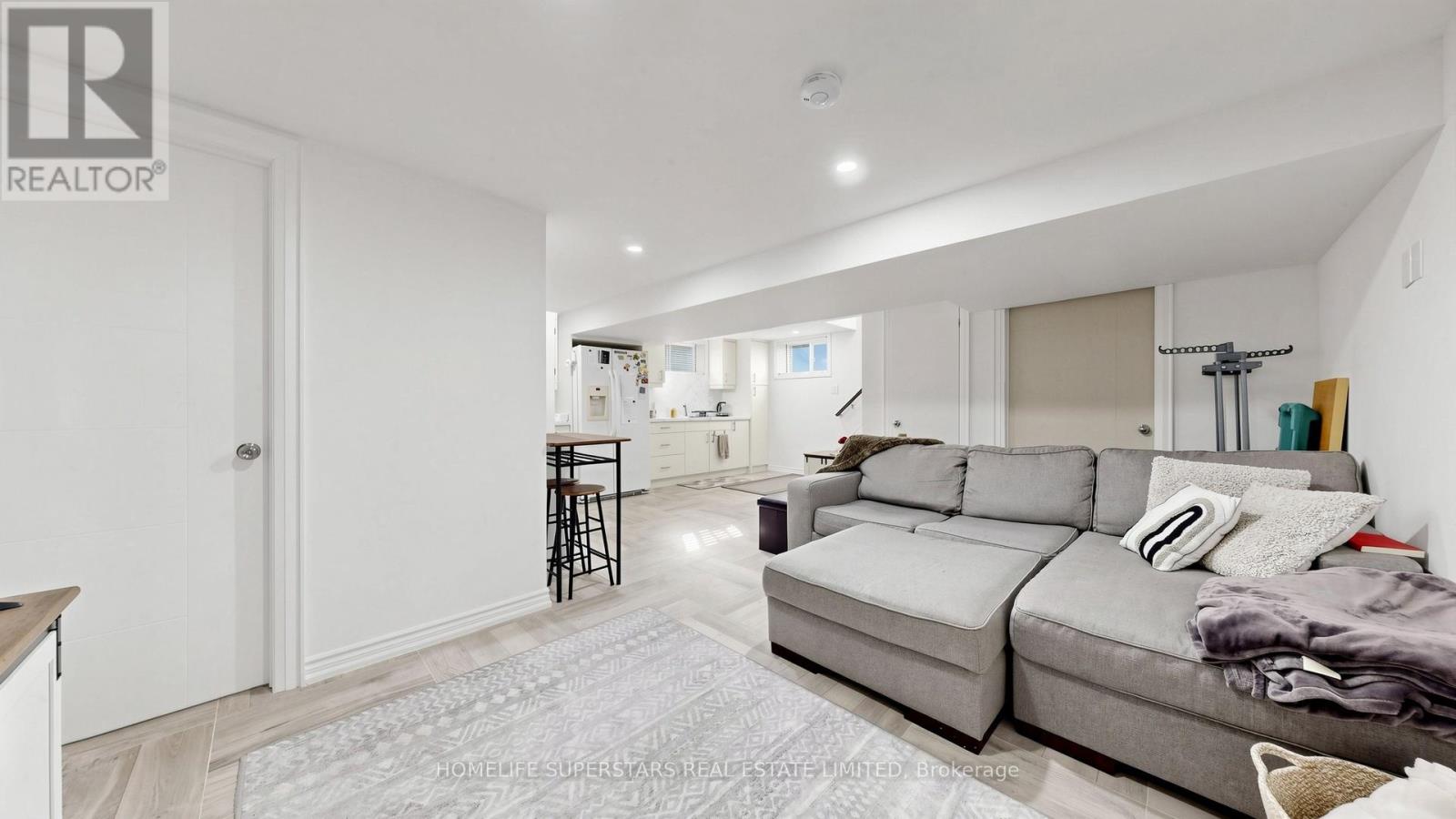 34 MERCER DRIVE - 32