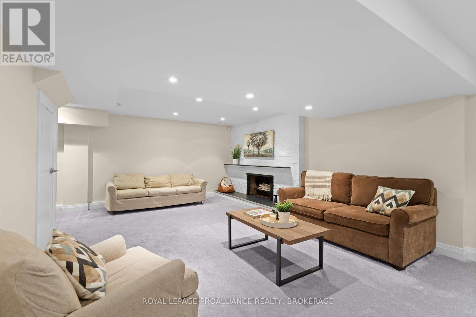29 HILLCROFT DRIVE - 35