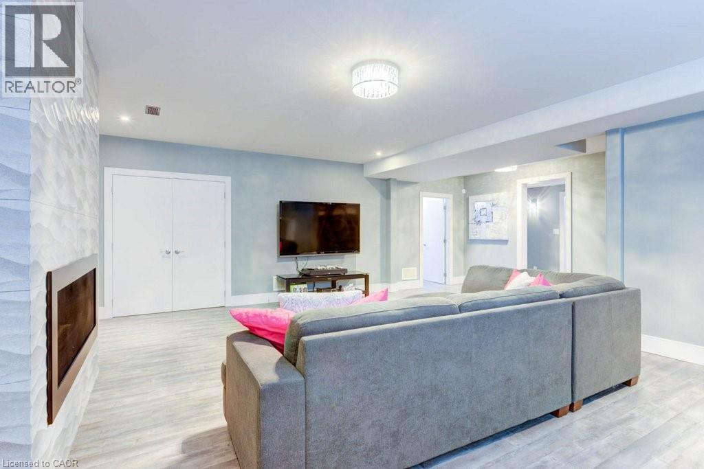 30 LAKESHORE Road - 26