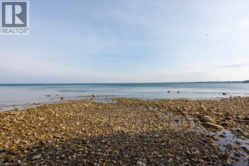 30 LAKESHORE Road - 32