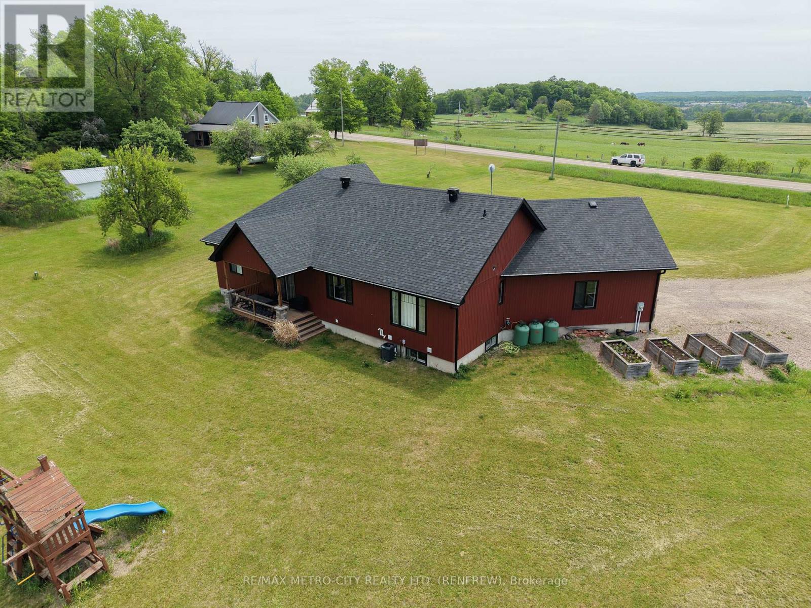 782 BRUCE STREET - 36