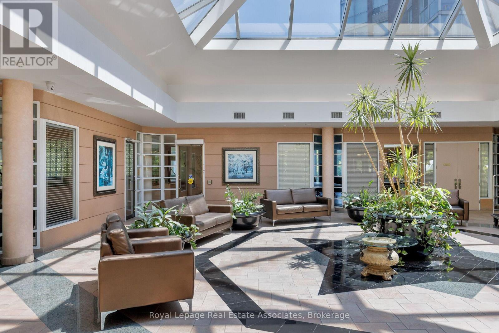 #411 7 CONCORDE PLACE - 35