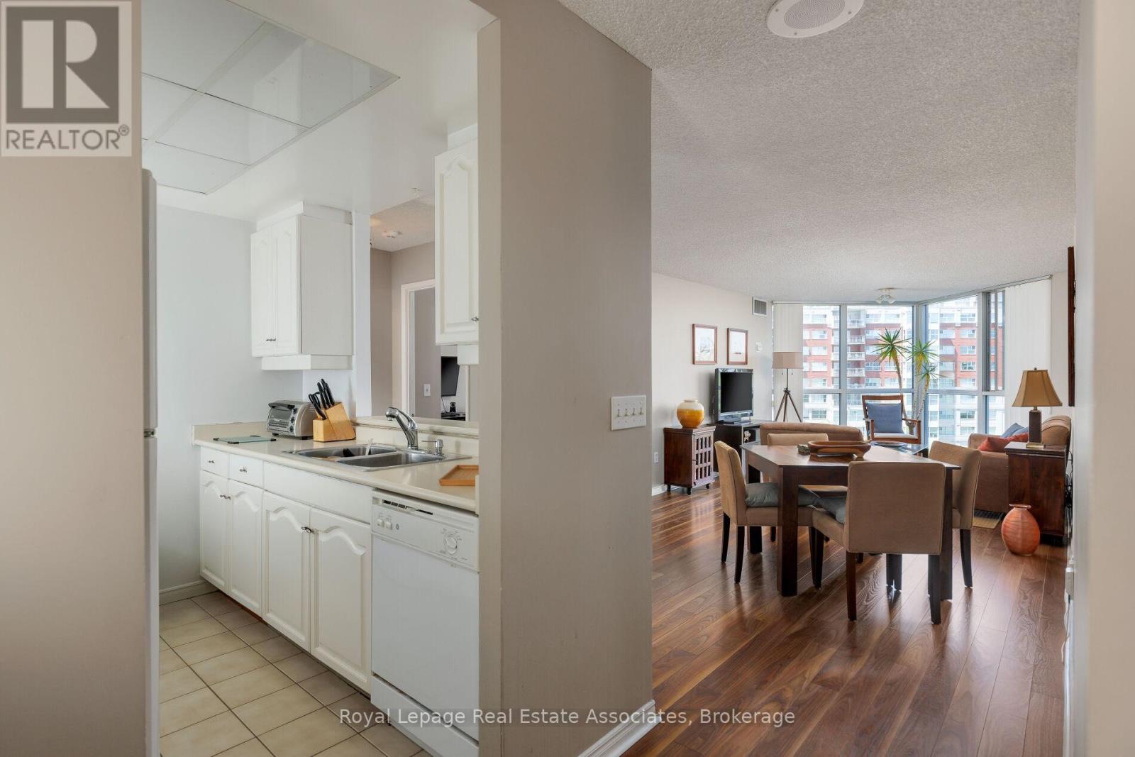 #411 7 CONCORDE PLACE - 4