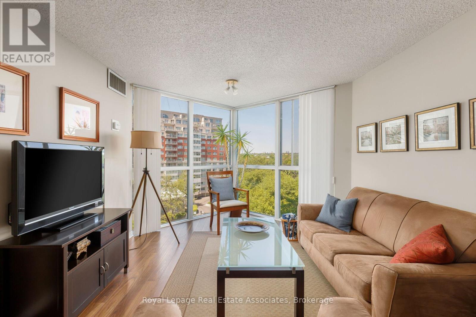 #411 7 CONCORDE PLACE - 8