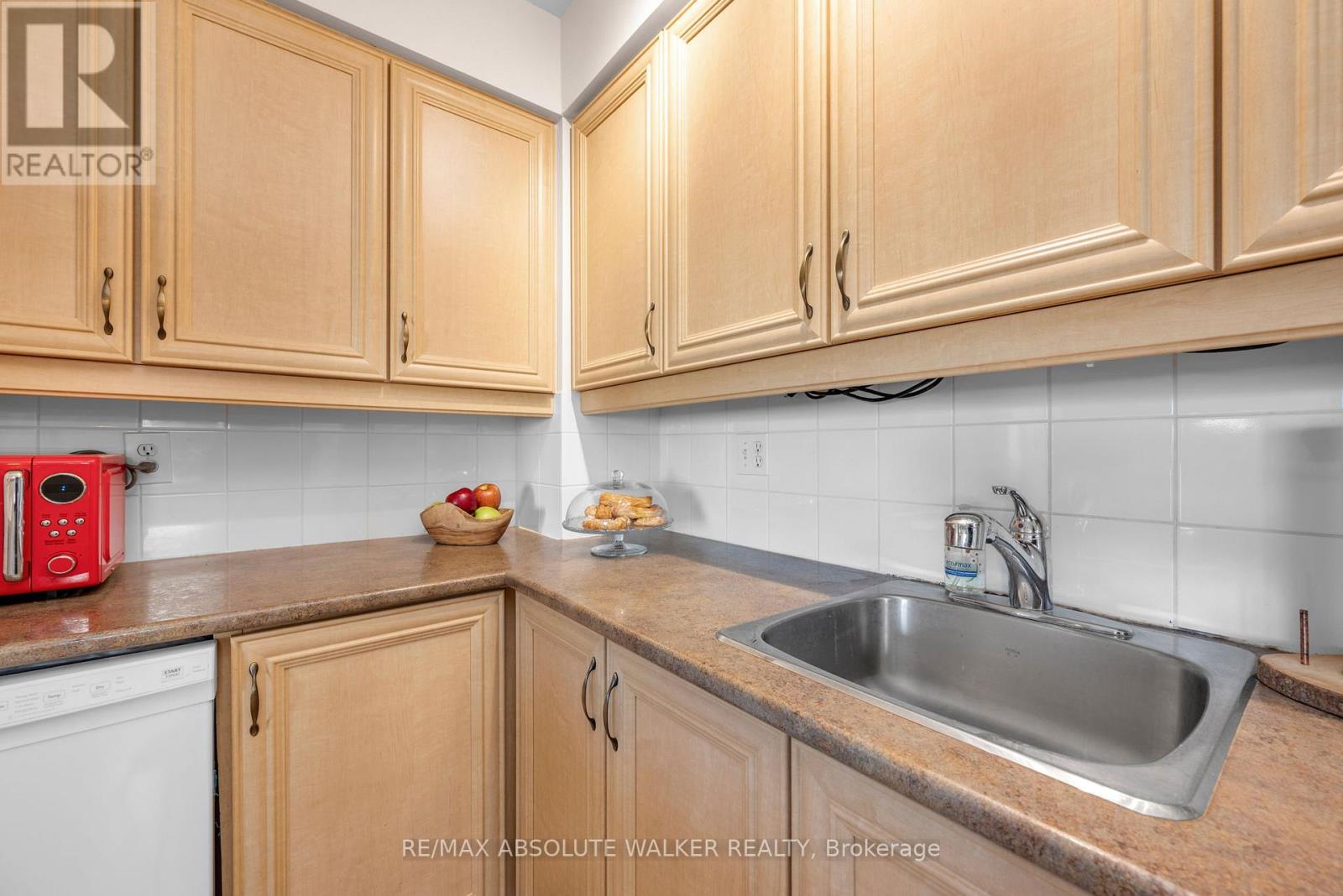 #12 402 MONTFORT STREET - 17
