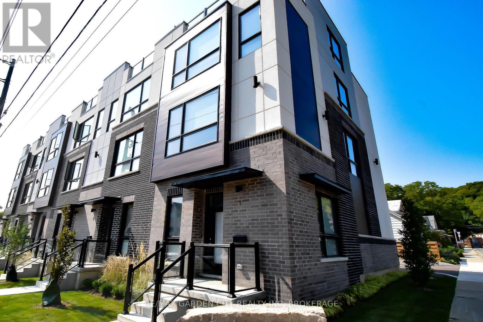 #5 2 BROCK STREET S - 1