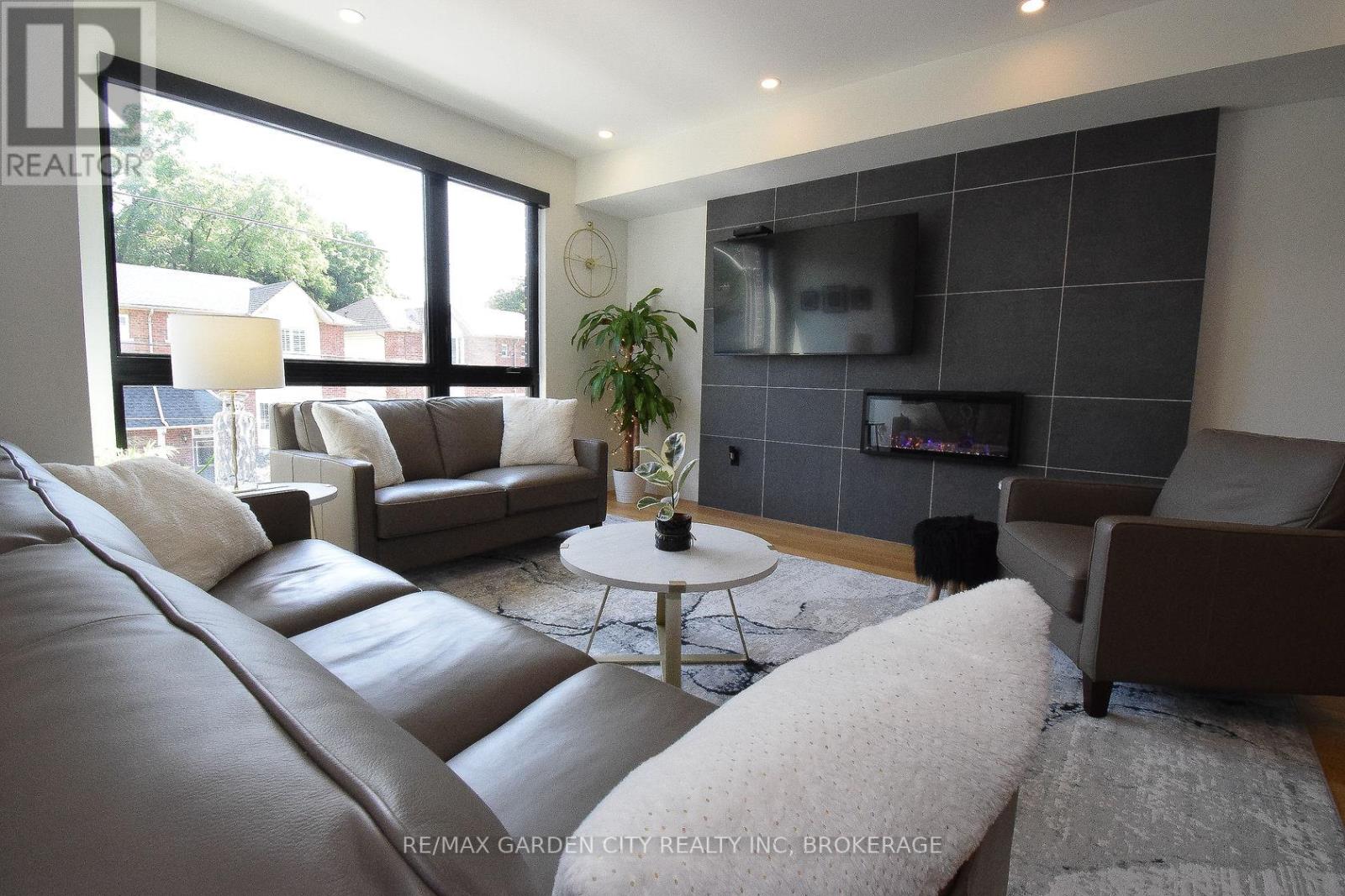 #5 2 BROCK STREET S - 12
