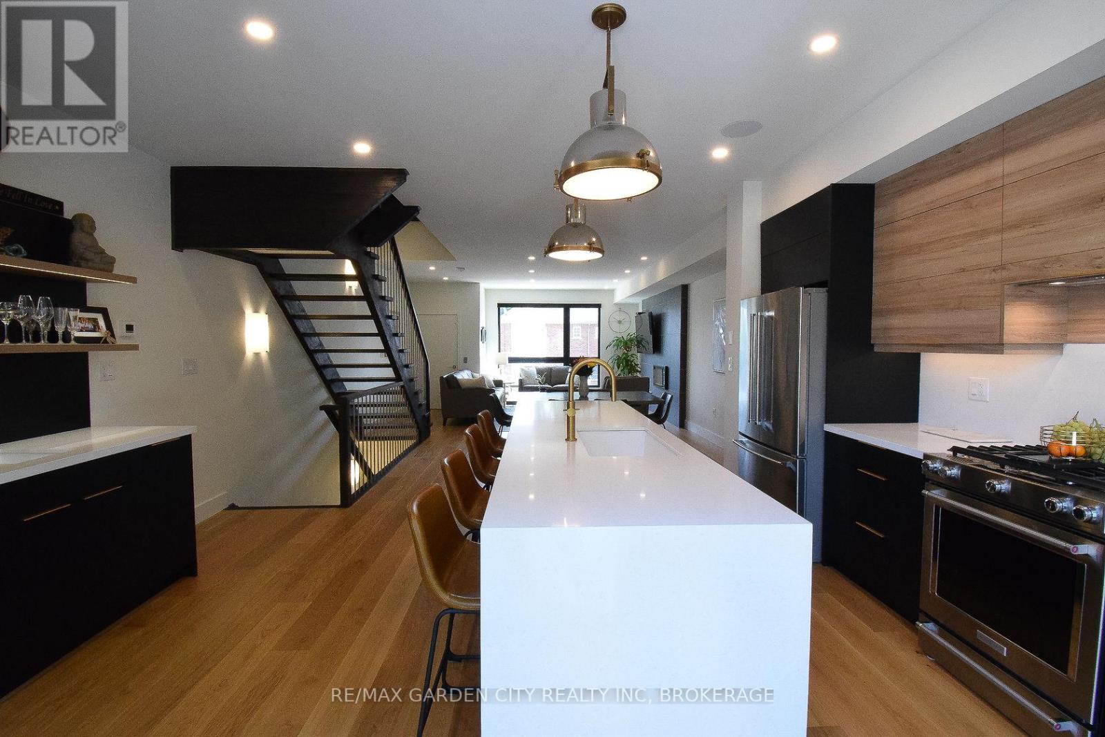 #5 2 BROCK STREET S - 16