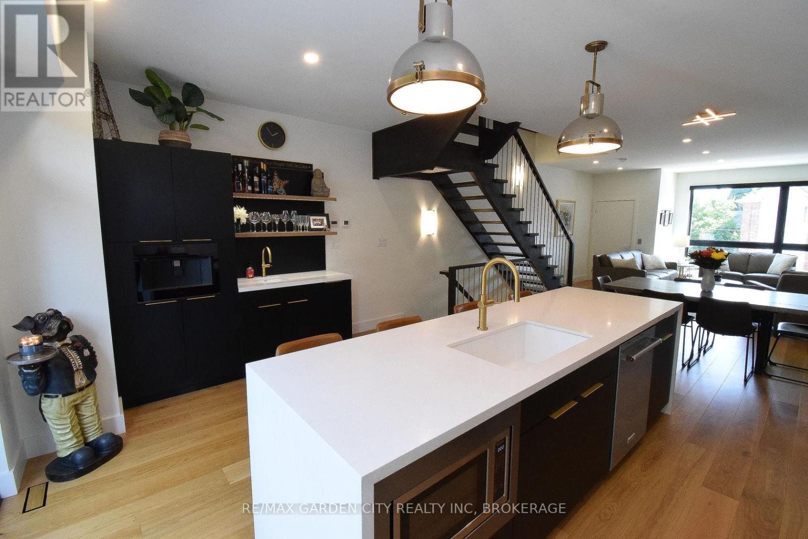 #5 2 BROCK STREET S - 17