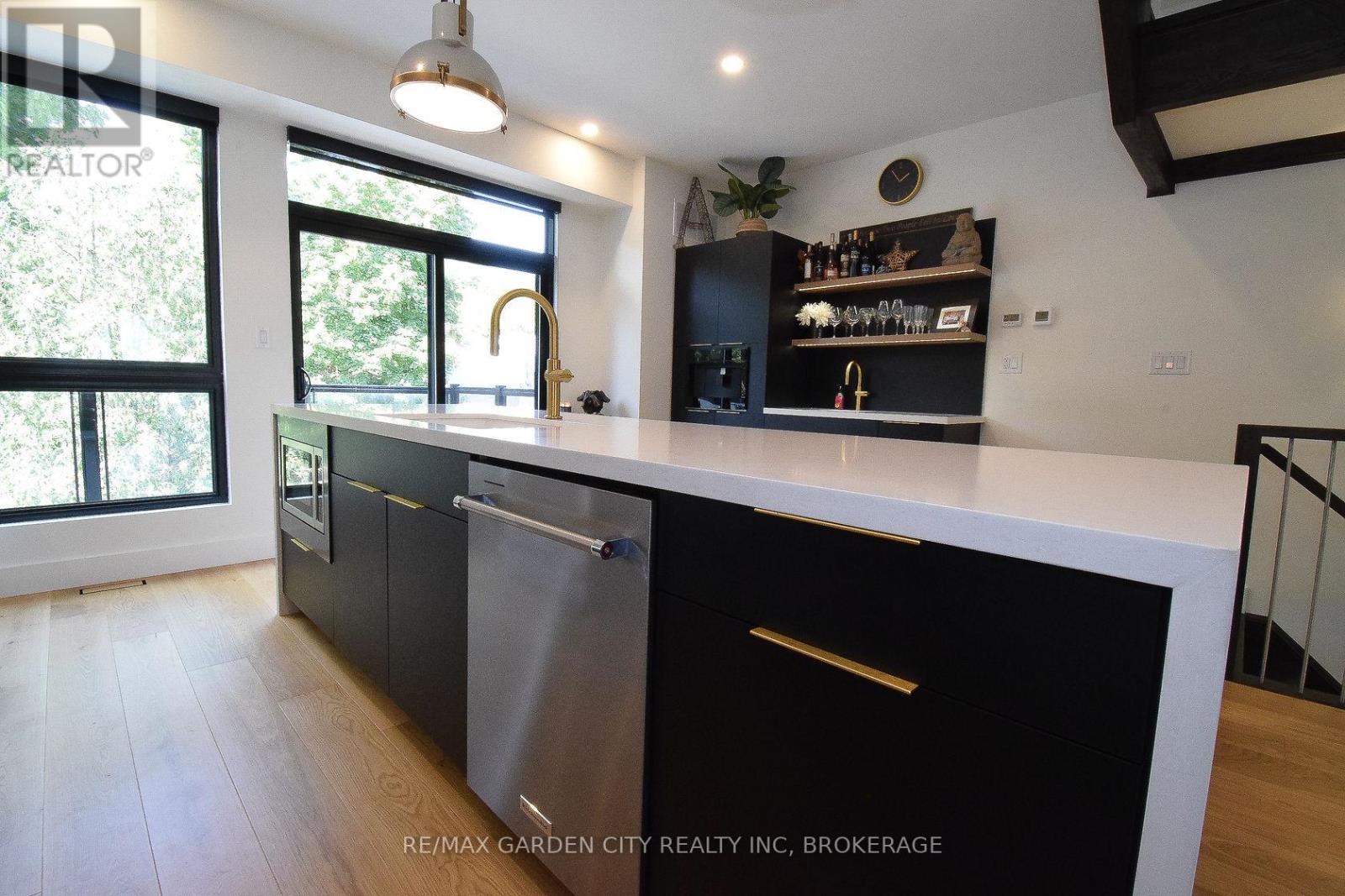 #5 2 BROCK STREET S - 19