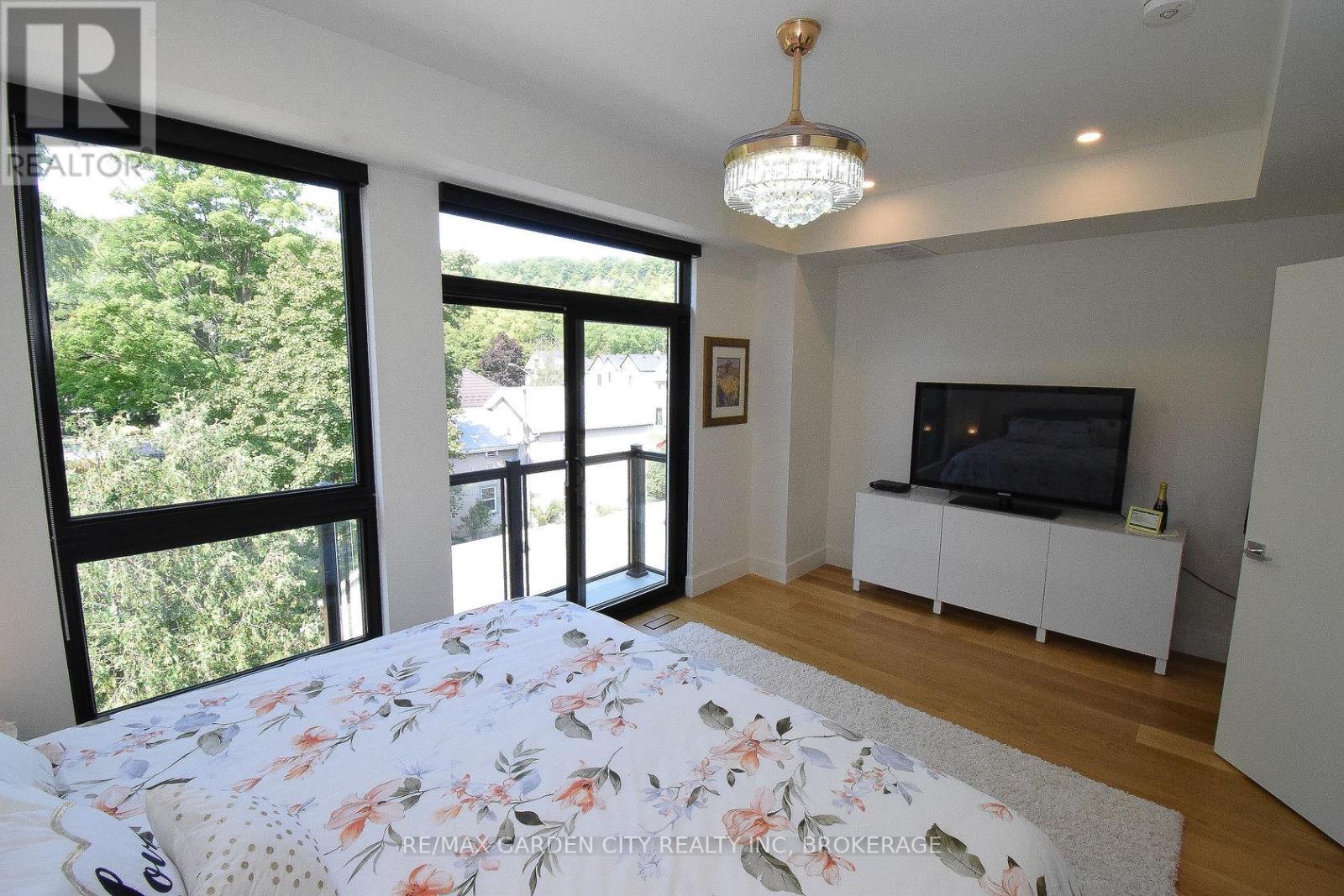 #5 2 BROCK STREET S - 23