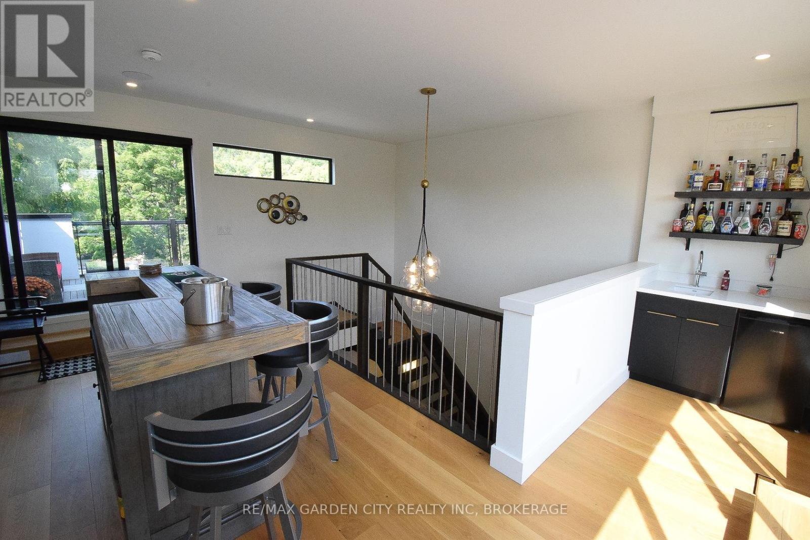 #5 2 BROCK STREET S - 32
