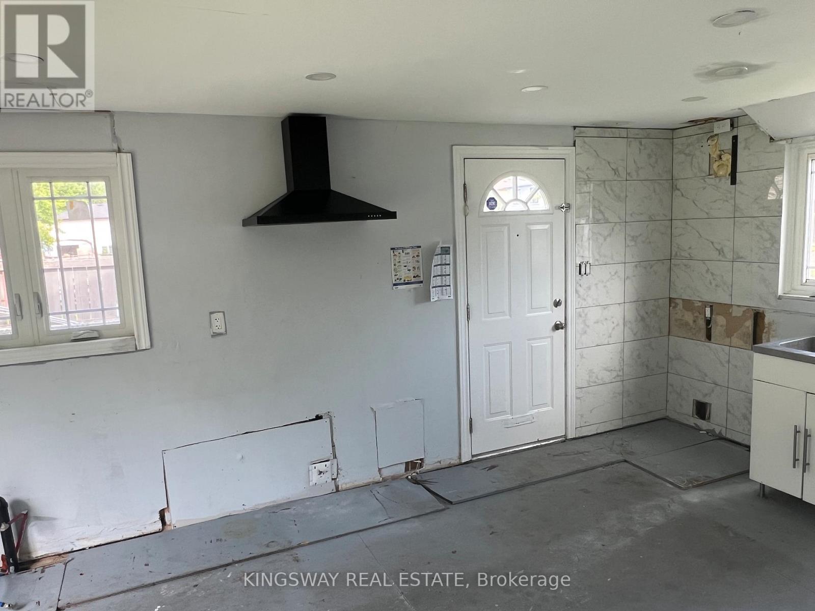 18 GEMSHAW CRESCENT - 3