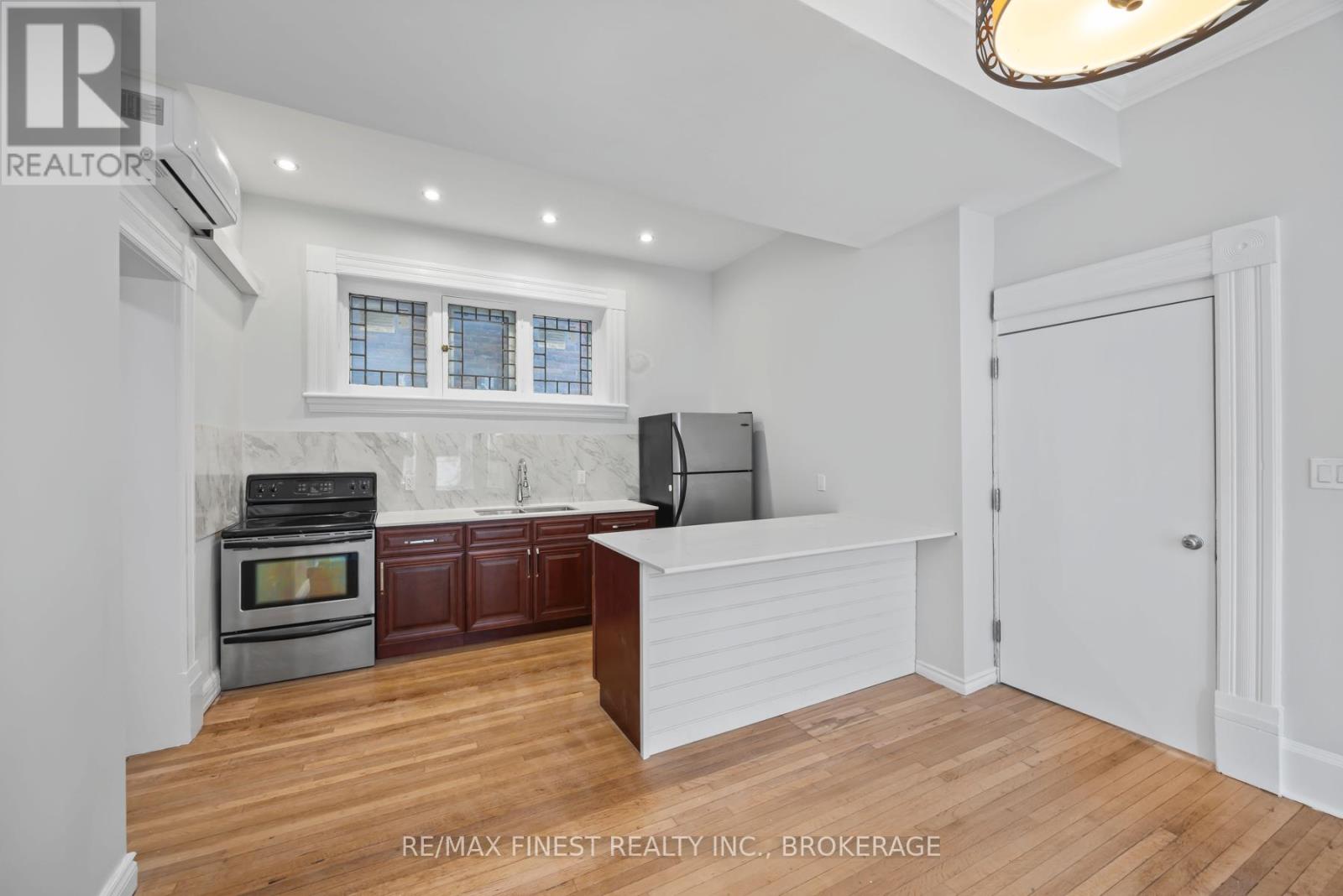 10 VICTORIA AVENUE - 16