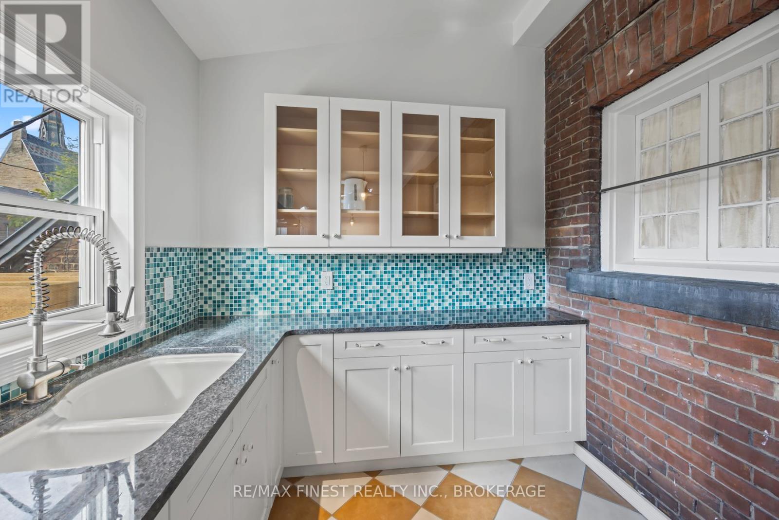 10 VICTORIA AVENUE - 27