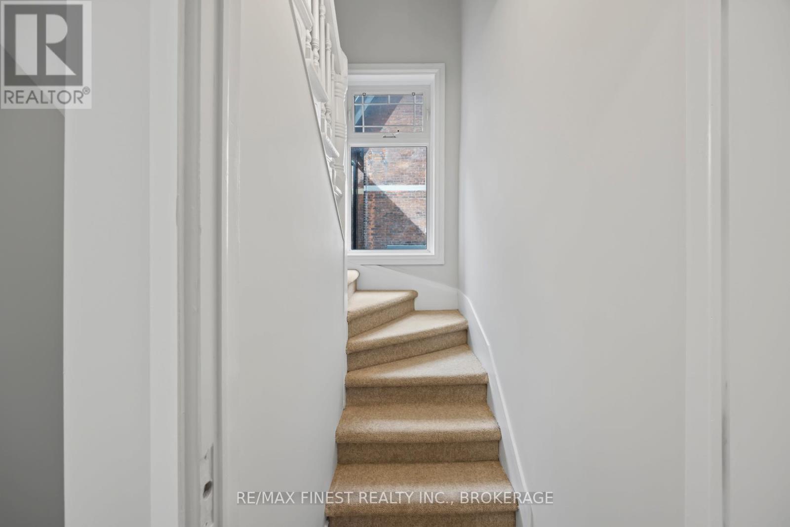 10 VICTORIA AVENUE - 32