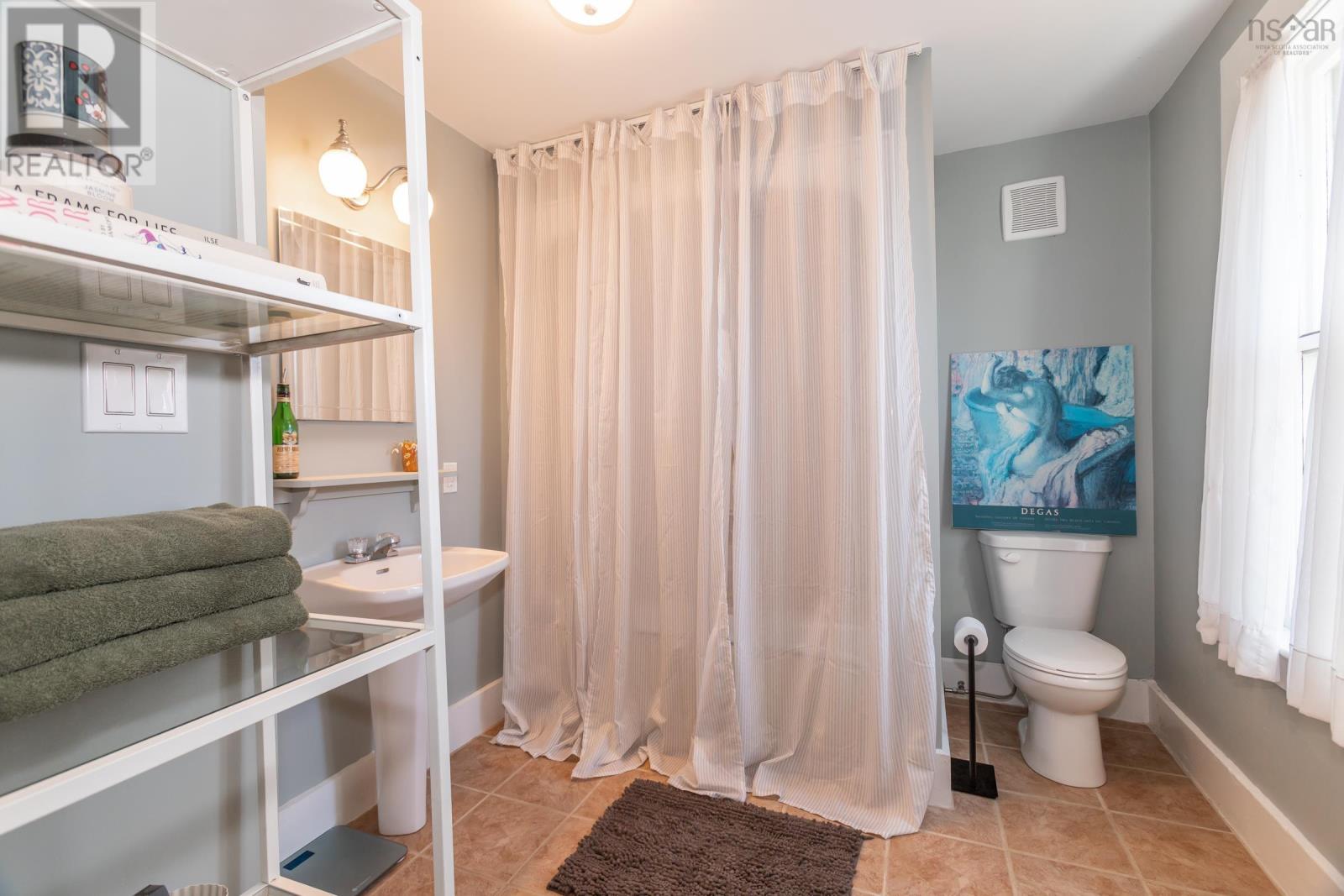 703 Saint George Street - 32