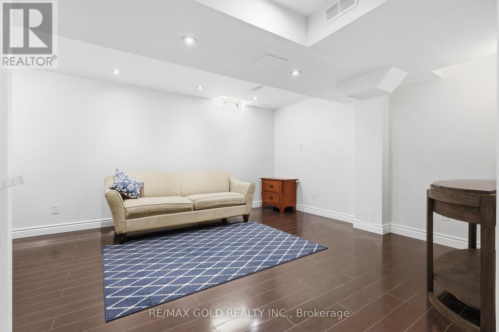 74 SUGARHILL DRIVE - 32