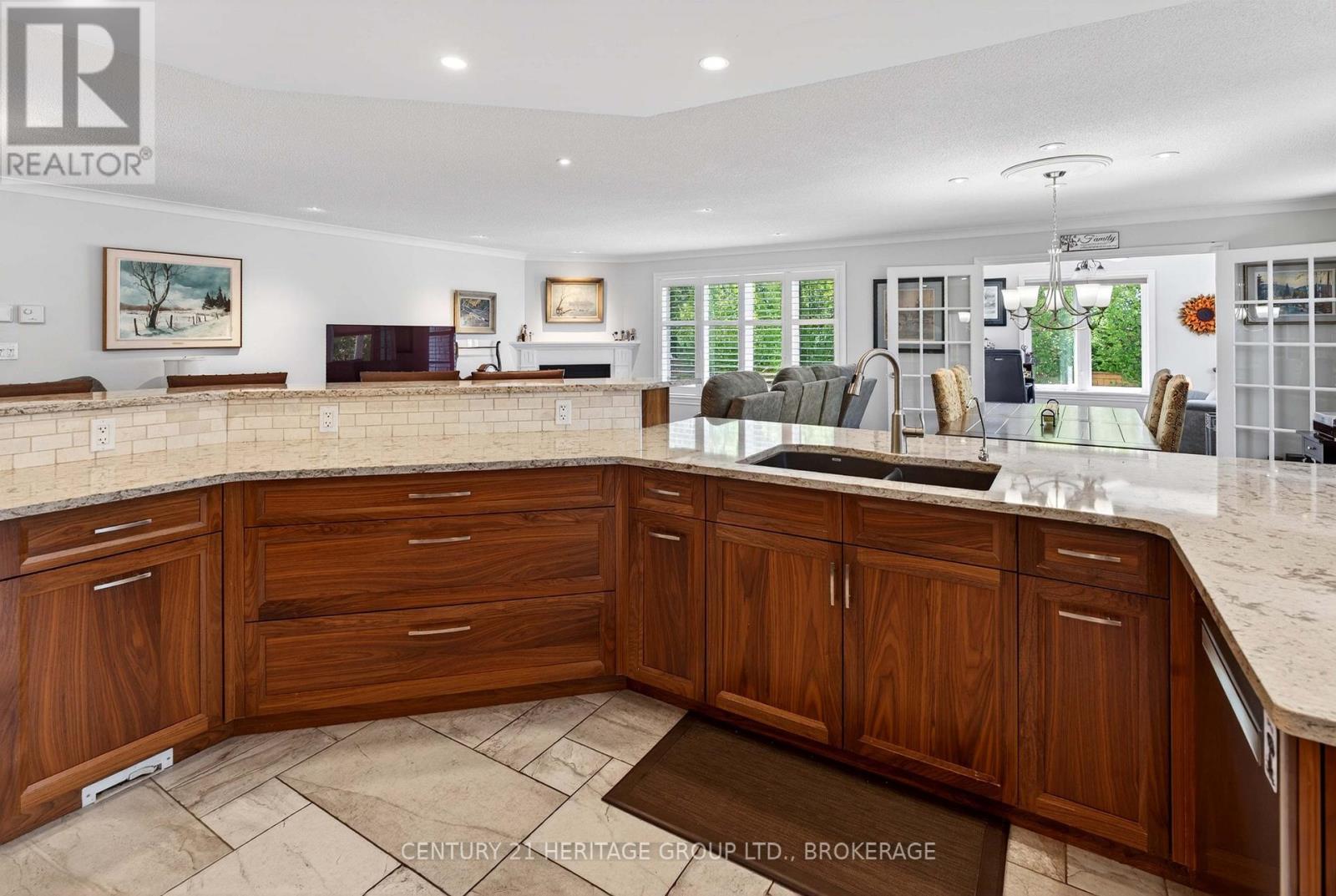 209 SMUGGLER'S COVE DRIVE - 32