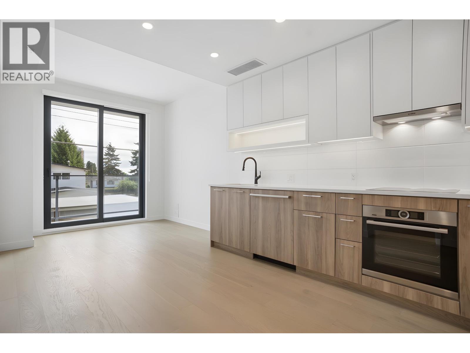 202 8398 OAK STREET — photo 2