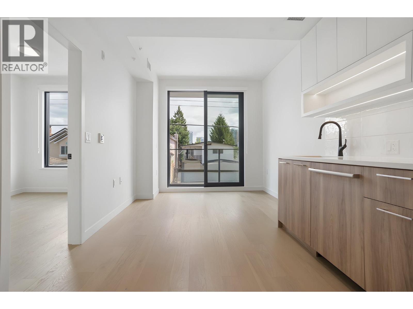 202 8398 OAK STREET — photo 3
