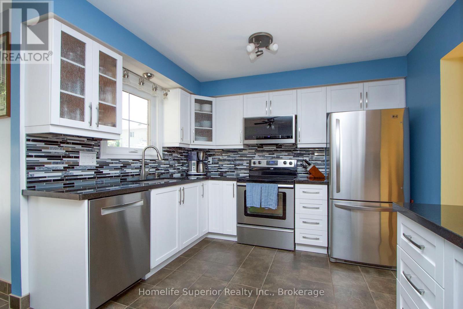 122 SANDRINGHAM DRIVE - 11