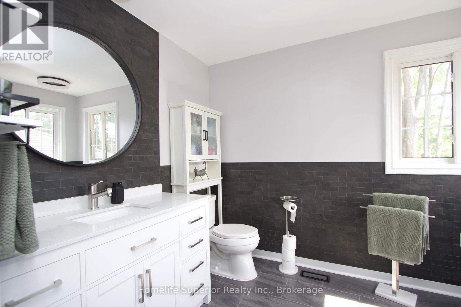 122 SANDRINGHAM DRIVE - 24