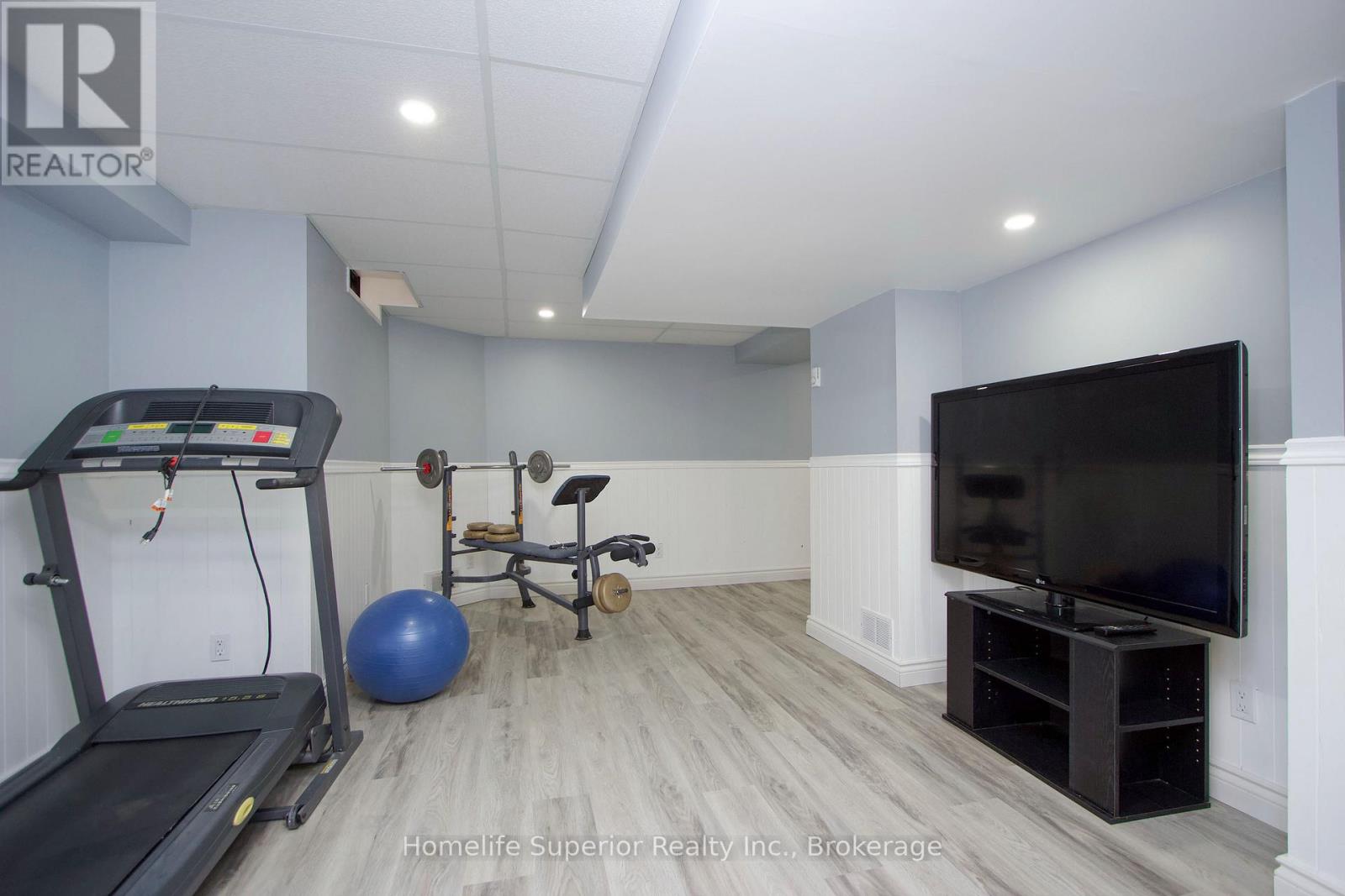 122 SANDRINGHAM DRIVE - 32