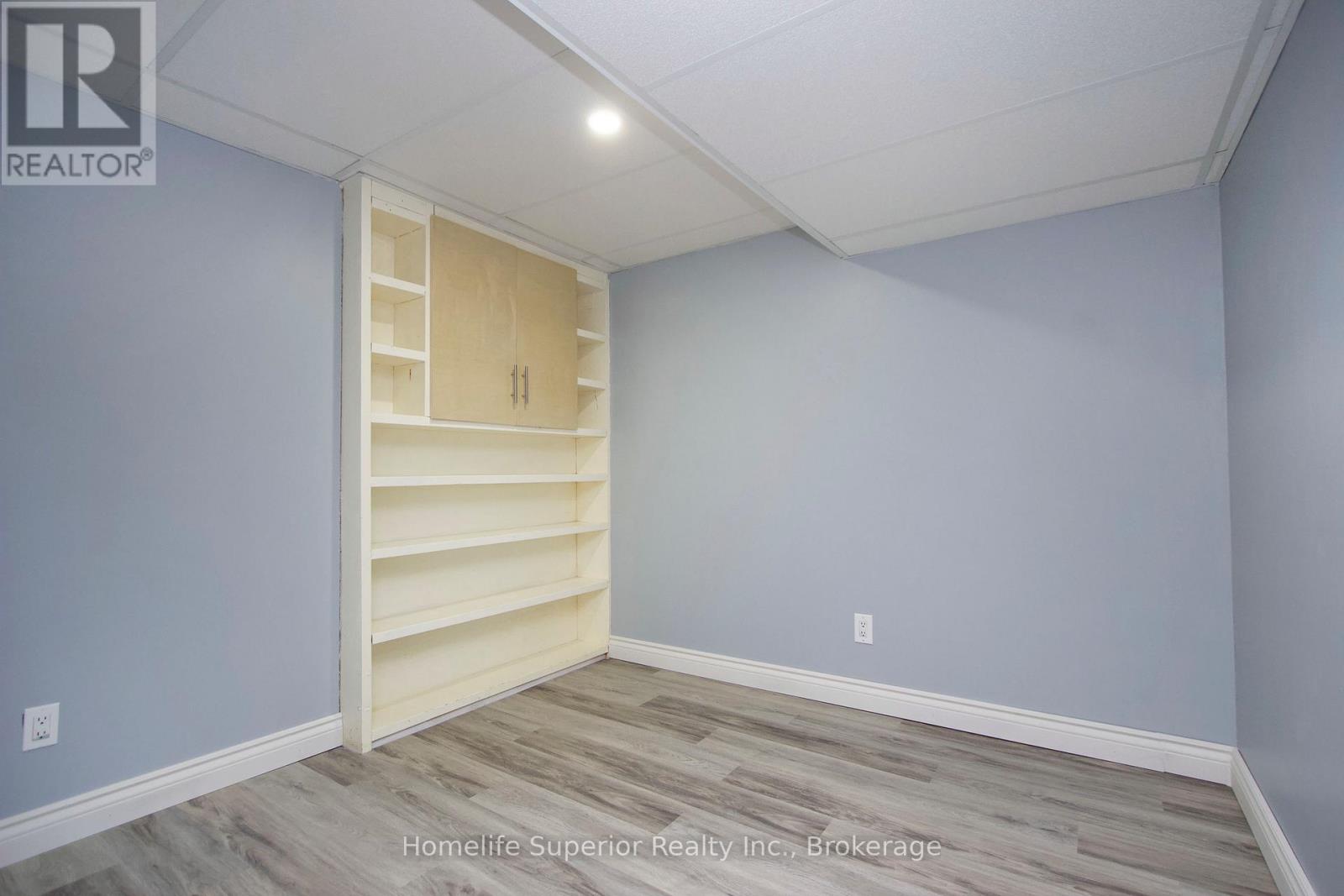 122 SANDRINGHAM DRIVE - 34